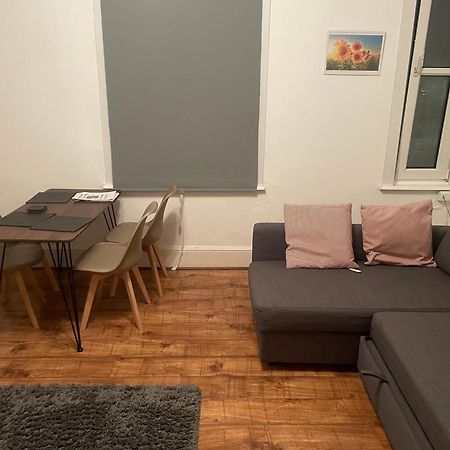 Luxury 1-Bed Apartment With Stunning City Views Perfect For Short Stays In ลอนดอน ภายนอก รูปภาพ